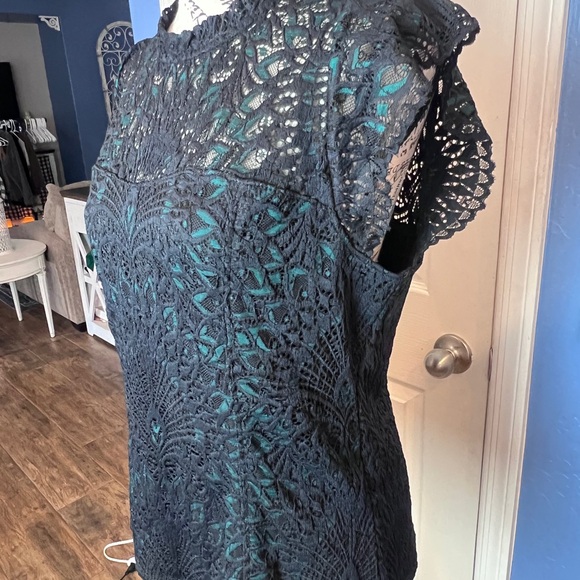 WHBM Black & Green High Neck lace shell blouse NWT Holiday Party flutter sleeve - Picture 5 of 14